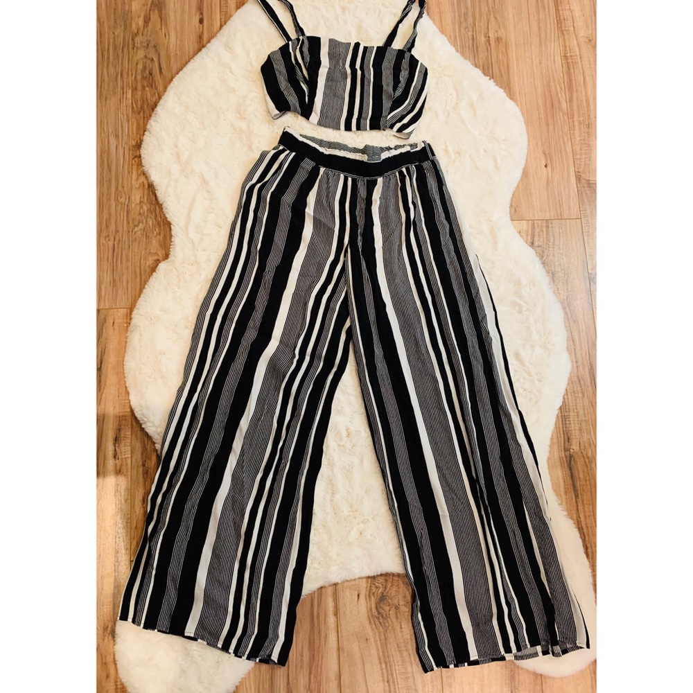 Striped Two-piece jumpsuit.